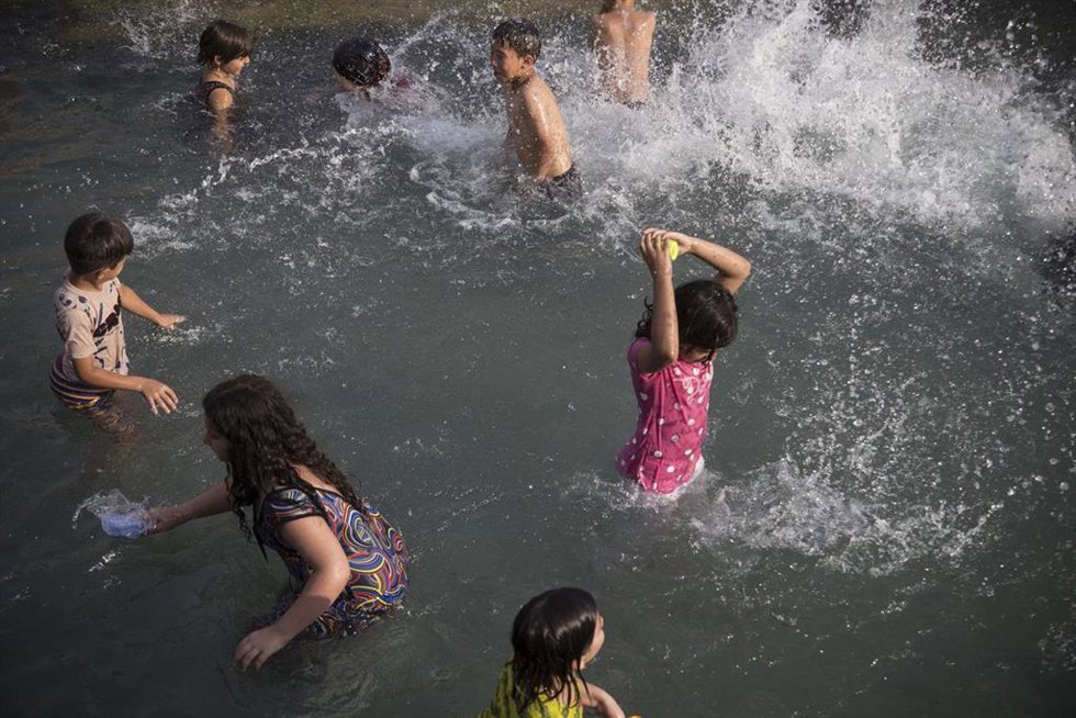 Archivo - Niñas juegan en el agua en Irán. 