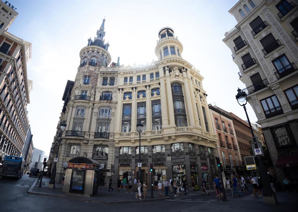 Archivo - Fachadas del Edificio Meneses y la Casa Allende, a 3 de septiembre de 2024, en Madrid (España). 