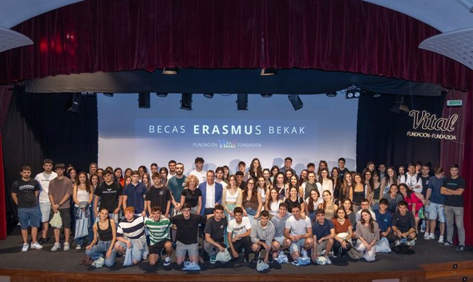 Vital Fundazioko presidentea den Jon Urrestik solasaldia izan du Erasmus beken onuradun gehienekin Vital Fundazioa Kulturunean