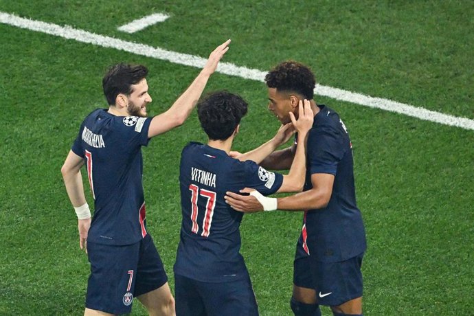 Archivo - Los jugadores del Paris Saint-Germain Khvicha Kvaratskhelia, Vitinha y Desiré Doue en la final de la Liga de Campeones.
