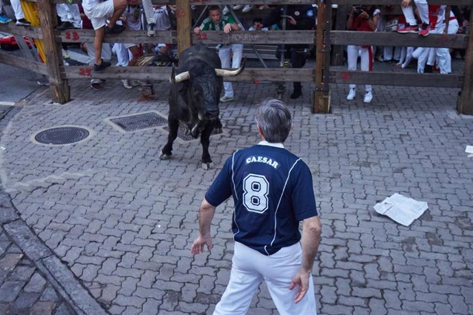 segundo encierro de las Fiestas de San Fermín 2025, a 8 de julio de 2025, en Pamplona, Navarra (España). El segundo encierro de las Fiestas de San Fermín 2025 ha estado protagonizado por los toros de Cebada Gago, una ganadería de raíces gaditanas y de las