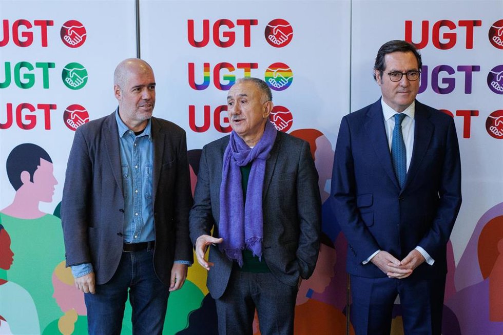 Archivo - (I-D) El secretario general de CCOO, Unai Sordo; el secretario General de UGT, Pepe Álvarez, y el presidente de la CEOE, Antonio Garamendi. 