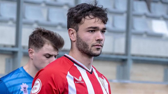 El central del Athletic Club Unai Egiluz durante un partido con el Bilbao Athletic.