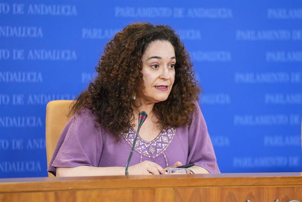 La portavoz del Grupo Por Andalucía, Inmaculada Nieto, durante la ronda de ruedas de prensa de portavoces de los grupos parlamentarios en el Parlamento de Andalucía, a 9 de julio de 2025 en Sevilla (Andalucía, España). Los portavoces de los grupos parla