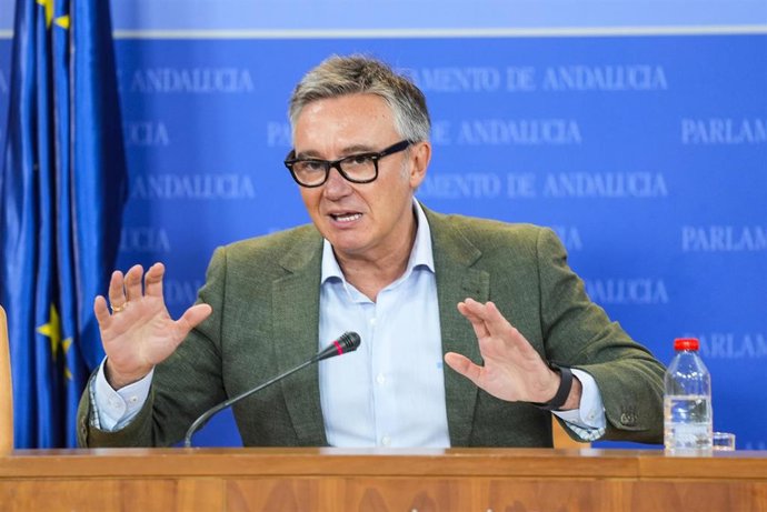 El portavoz del Grupo Parlamentario Vox, Manuel Gavira, durante la ronda de ruedas de prensa de portavoces de los grupos parlamentarios en el Parlamento de Andalucía, a 9 de julio de 2025 en Sevilla (Andalucía, España). Los portavoces de los grupos parlam