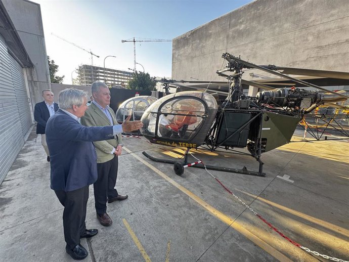 El alcalde de Sevilla, José Luis Sanz, visita el Grado Superior de Areonáutica en Sevilla.