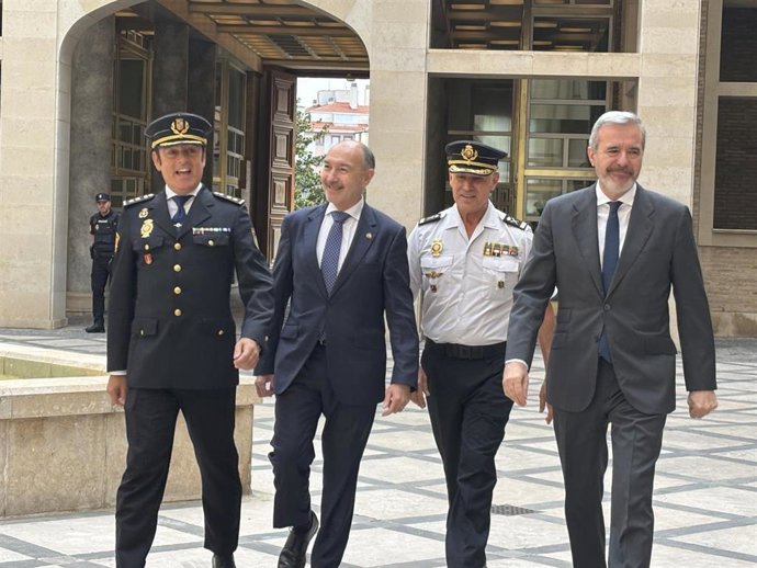 El presidente del Gobierno de Aragón, Jorge Azcón, con el delegado del Gobierno en Aragón, Fernando Beltrán, y dos mandos policiales en el Edificio Pignatelli.