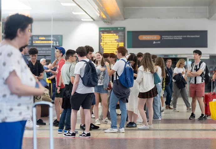 Archivo - Varias personas en la estación de Chamartín