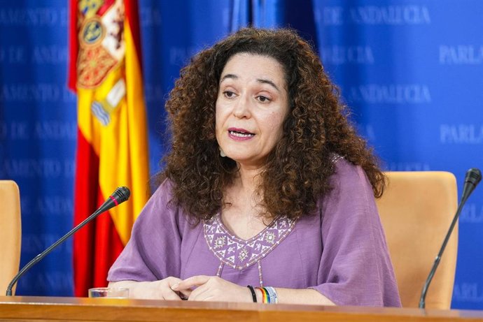La portavoz del Grupo Por Andalucía, Inmaculada Nieto, durante la ronda de ruedas de prensa de portavoces de los grupos parlamentarios en el Parlamento de Andalucía, a 9 de julio de 2025 en Sevilla (Andalucía, España). Los portavoces de los grupos parlame