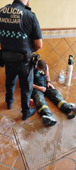 Uno de los bomberos heridos es atendido por la Policía Local