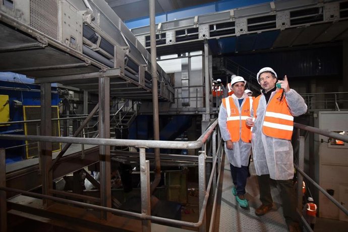 El presidente de la Diputación de Granada, Francis Rodríguez, en una visita a las instalaciones de Ecocentral