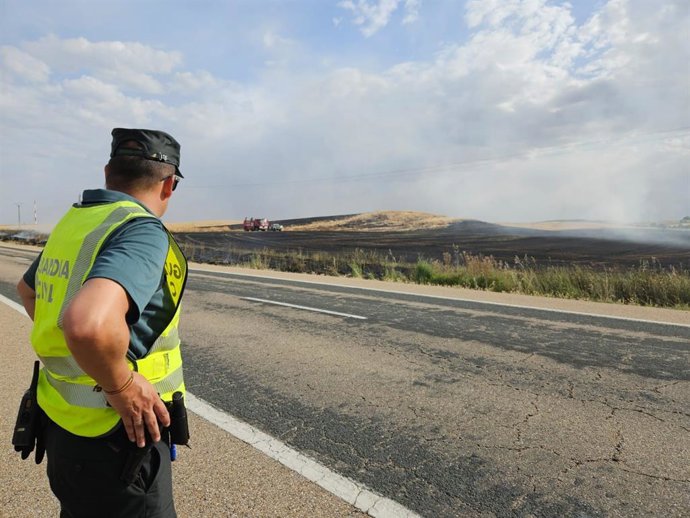 Un guardia civil frente a un incendio.