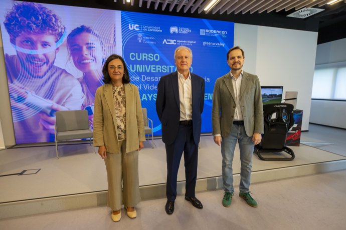 El consejero de Industria e Innovación, Eduardo Arasti; la rectora de la UC, Concepción López, y Gonzalo Guirao, director del programa PlayStation Talents