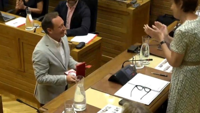 Rodrigo Sánchez Fernández toma posesión como nuevo concejal del PSOE en el Pleno Municipal de Gijón.