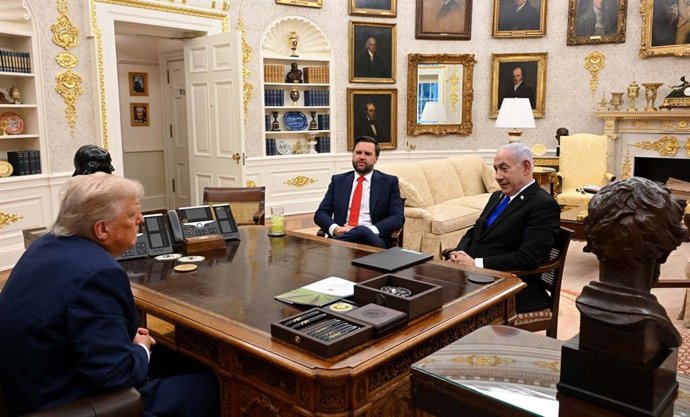 El presidente y el vicepresidente de Estados Unidos, Donald Trump y JD Vance, junto al primer ministro israelí, Benjamin Netanyahu