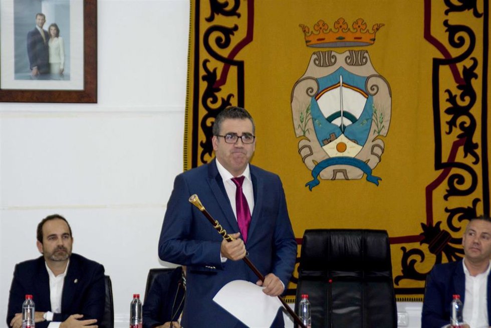 Archivo - Felipe Cayuela tras ser elegido como alcalde de Carboneras (Almería) con el PP. 