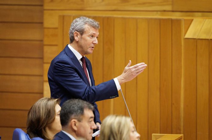 El presidente de la Xunta, Alfonso Rueda, responde a preguntas de los grupos de la oposición en el Parlamento de Galicia.