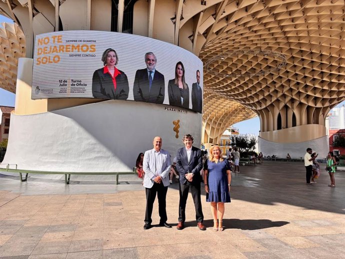 Integrantes del Colegios de Abogados de Sevilla presentan la camapaña para reconocer al Turno de Oficio en Las Setas de Sevilla. 