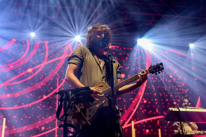 Archivo - El cantante Mikel Izal durante un concierto en las Fiestas de Pozuelo de Alarcón, a 2 de septiembre de 2024, en Pozuelo de Alarcón, Madrid (España).