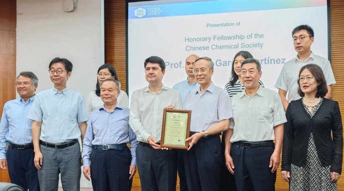 El catedrático de la UA Javier García Martínez, distinguido como miembro honorario de la Sociedad de Química de China