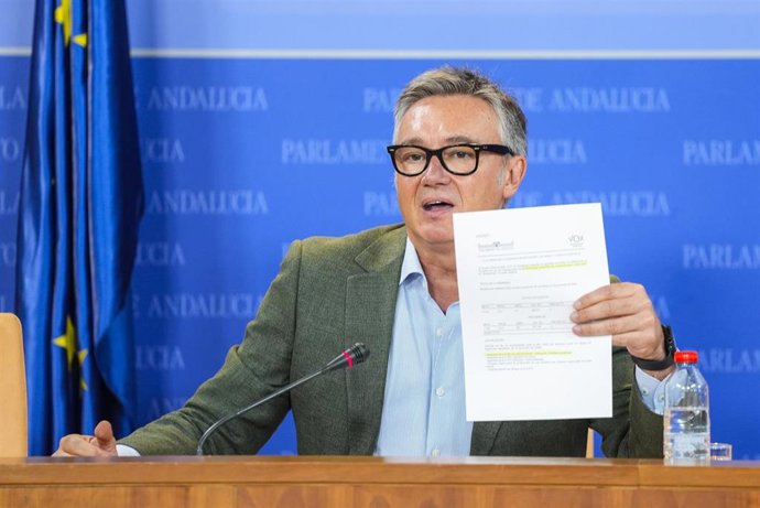 El portavoz del Grupo Parlamentario Vox, Manuel Gavira, durante la ronda de ruedas de prensa de portavoces de los grupos parlamentarios en el Parlamento de Andalucía, a 9 de julio de 2025 en Sevilla (Andalucía, España). Los portavoces de los grupos parlam