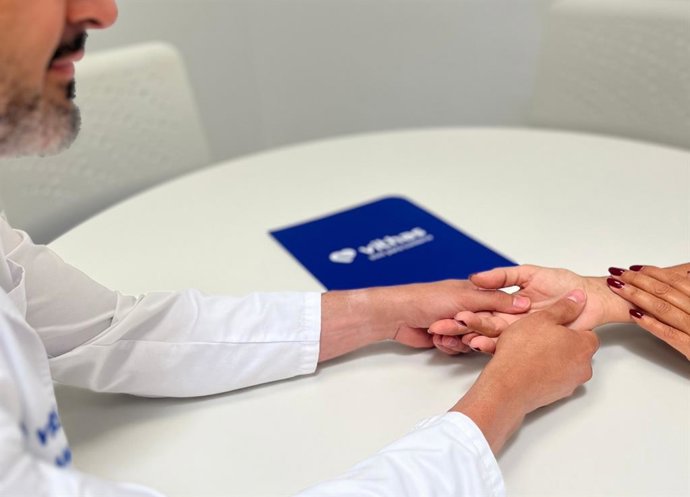 La intervención quirúrgica es el único tratamiento inmediato, efectivo y permanente de este trastorno según señala el doctor Sergio Moreno, responsable de la nueva Unidad de Hiperhidrosis del Hospital Vithas Xanit Internacional.