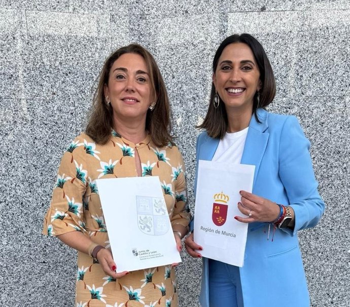 La consejera de Agricultura, Ganadería y Desarrollo Rural de Castilla y León, María González Corral, (i) junto a su homóloga de la Región de Murcia, Sara Rubira (d).