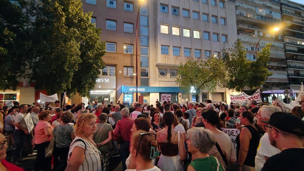 Concentración ante la sede de Endesa en Nervión.
