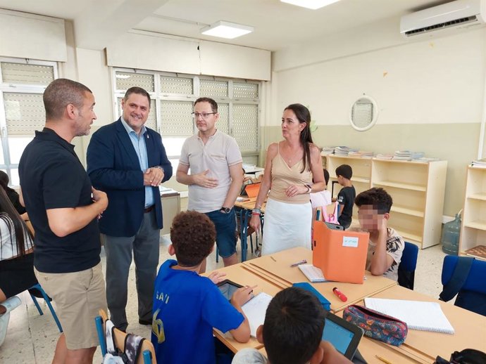La delegada de la Junta en Almería, Aránzazu Martín visita un aula del Programa de Refuerzo Estival.
