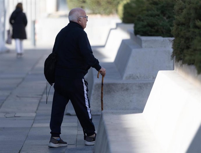 Archivo - Un hombre pasea con bastón.