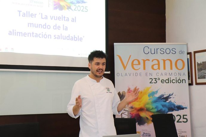 El profesor Juan Atalaya, docente en la Escuela Superior de Hostelería de Sevilla, durante el  taller "La vuelta al mundo de la alimentación saludable", celebrado en el marco de los Cursos de Verano de la UPO