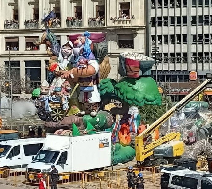Archivo - Imagen del montaje de la falla grande del Ayuntamiento de València 2025.