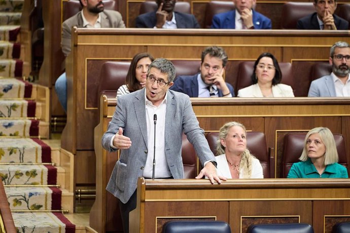 El portavoz del PSOE en el Congreso, Patxi López, durante el pleno extraordinario en el Congreso de los diputados, a 8 de julio de 2025, en Madrid (España). 