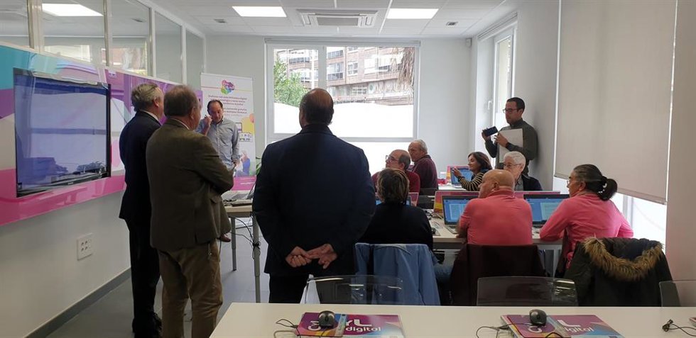 Archivo - Participantes en un programa para eliminar la brecha digital.