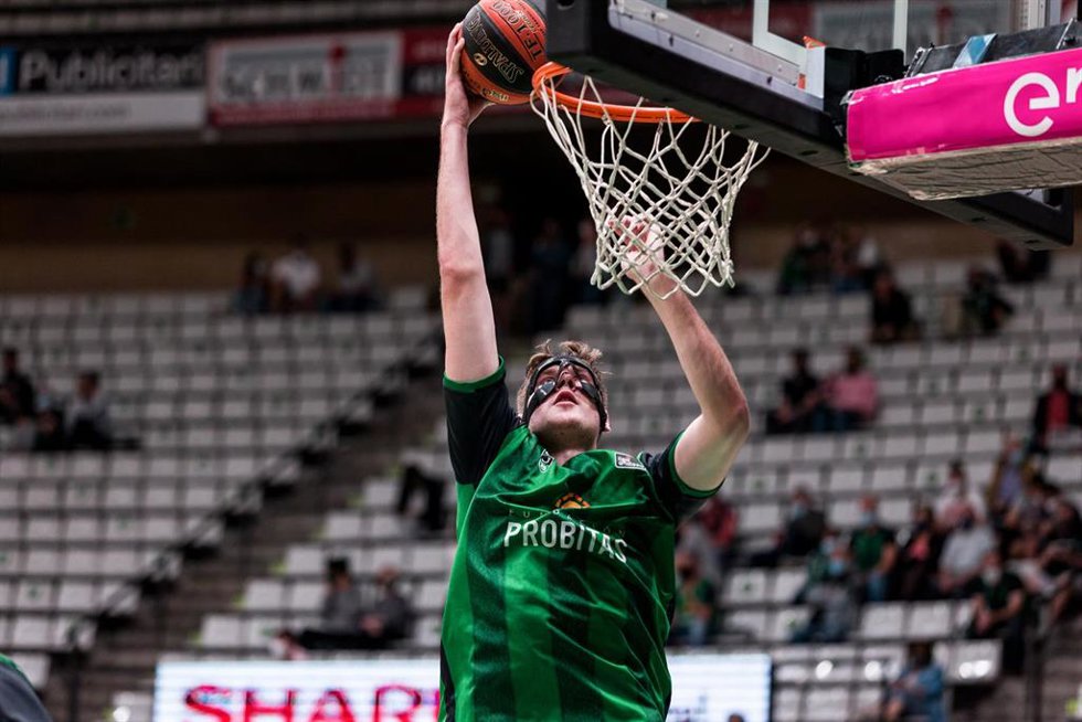Archivo - Simon Birgander of Club Joventut Badalona warms up during the ACB Liga Endesa  match between Club Joventut Badalona and Baxi Manresa at Palau Olimpic de Badalona on October 09, 2021 in Badalona, Barcelona, Spain.