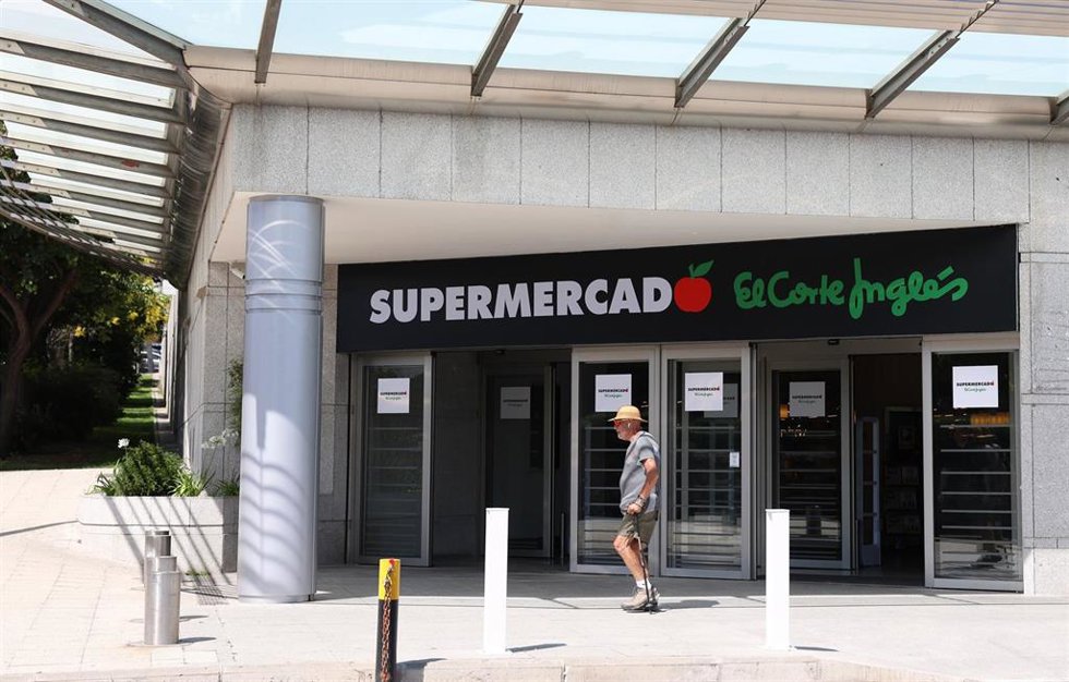 Archivo - Acceso al primer supermercado a pie de calle de El Corte Inglés, a 1 de julio de 2024, en El Escorial, Madrid (España).