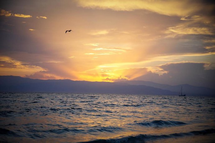 El último atardecer antes del solsticio que da comienzo a la temporada de verano en las salinas del Cabo de Gata, a 20 de junio de 2025, en Almería (Andalucía, España). 