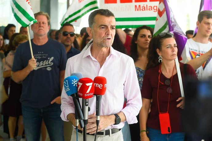 El coordinador federal de Izquierda Unida, Antonio Maíllo, atiende a los medios de comunicación tras la concentración del día de hoy. A 18 de junio de 2025 en Málaga, Andalucía (España).