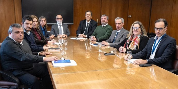 De izquierda a derecha: Adolfo Sarmiento, gerente de Política Económica y Mercados; Leonardo Vicente, gerente de Política Monetaria; Isidra Delfino, gerenta de Comunicación Institucional; Verónica Vitette, jefa de Sistema de Liquidación; Juan Pedro Canter