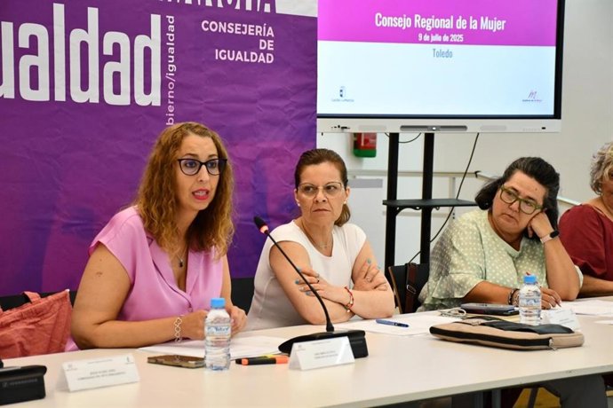 La consejera de Igualdad, Sara Simón, interviene durante el Consejo Regional de la Mujer.