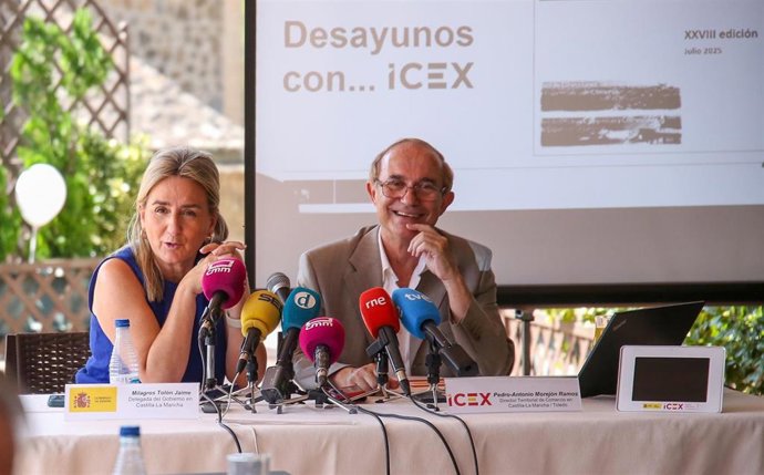 La delegada del Gobierno, Milagros Tolón, y el director territorial de Comercio del Instituto de Comercio Exterior (ICEX) en Castilla-La Mancha, Pedro Antonio Morejón.