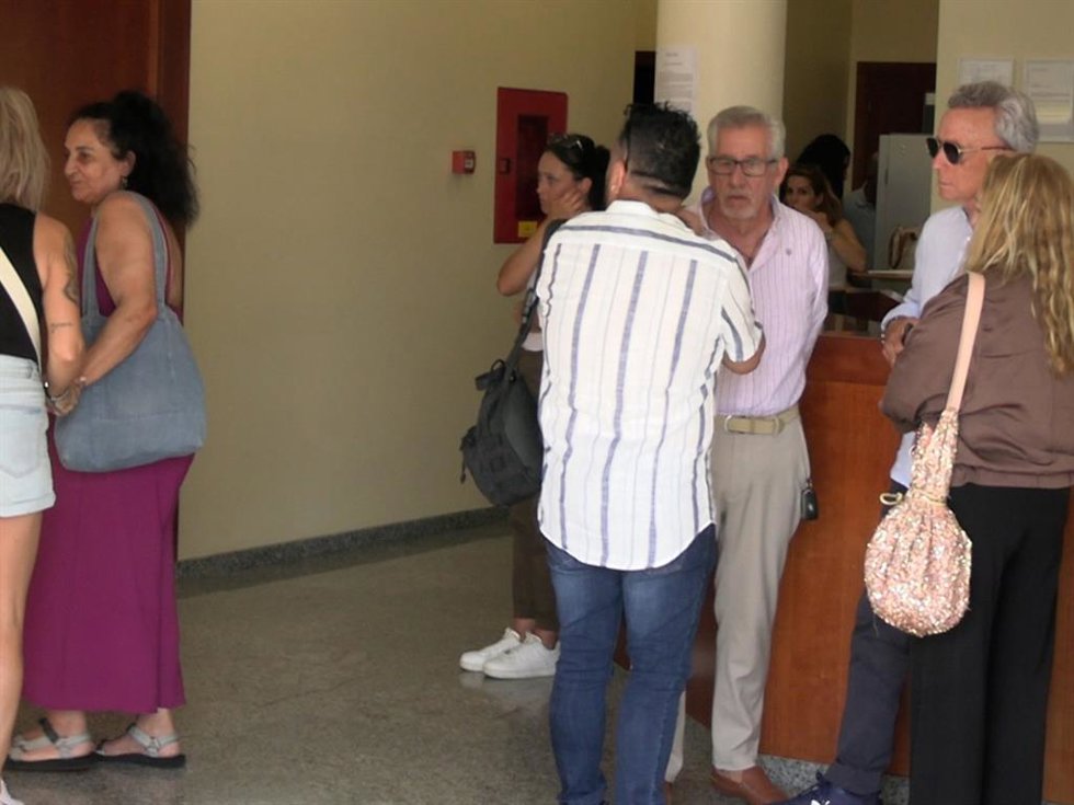 José Ortega Cano y la madre de Michu se han encontrado a las puertas del tanatorio, pero no se han saludado ante las cámaras