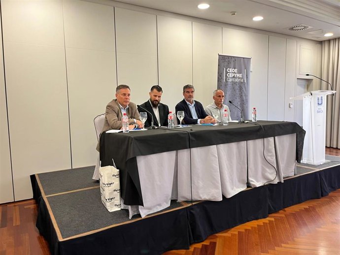 Participantes en la jornada sobre situación de la energía en Cantabria