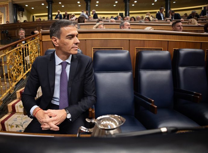 O Presidente do Governo, Pedro Sánchez, durante uma sessão plenária extraordinária, no Congresso dos Deputados, em 9 de julho de 2025, em Madri (Espanha). Sánchez comparece a uma sessão plenária extraordinária para tratar de questões pendentes, como o env
