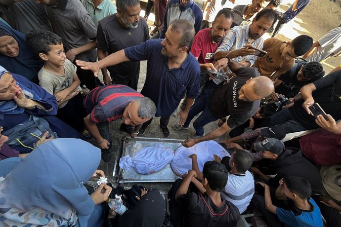 08 July 2025, Palestinian Territories, Gaza: Relatives of the Palestinians killed, including children, mourn during the funeral ceremony held at Al-Shifa Hospital, after the Israeli attacks in Gaza City. Photo: Hadi Daoud/APA Images via ZUMA Press Wire/dp