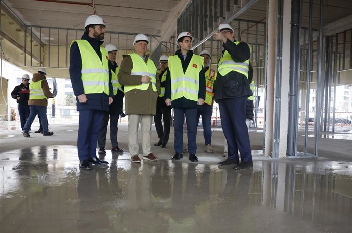Archivo - El consejero de Educación, Ciencia y Universidades, Emilio Viciana, en su visita a las obras del primer colegio de nueva construcción que ofrecerá 1º y 2º de ESO durante el próximo curso en El Cañaveral (Madrid)