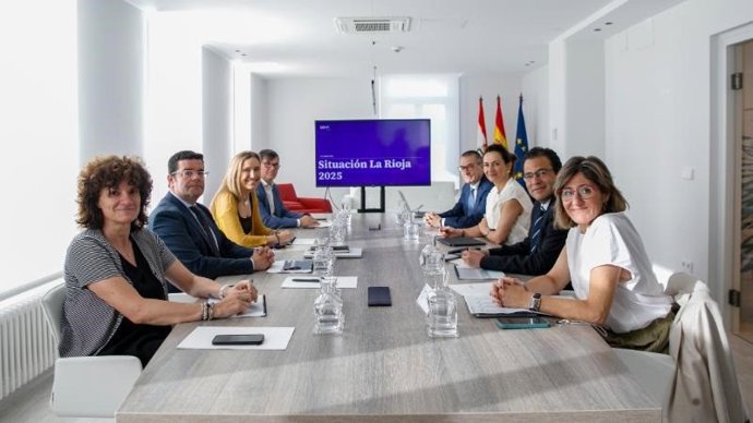 El consejero de Hacienda, Alfonso Domínguez,la consejera de Economía, Belinda León, junto a directora de la Territorial Norte de BBVA, Marta Alonso,y a la regional Norte de Banca de Empresas  de BBVA, Elena López Nieto, y al economista Miguel Cardoso