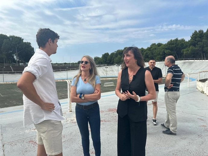 La portavoz del grupo municipal del PSOE, Lola Ranera, y la concejal socialista, Ros Cihuelo, con representantes de federaciones de deporte
