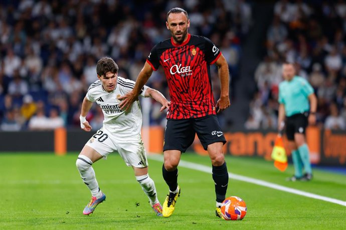 Archivo - Vedat Muriqi of RCD Mallorca and Fran Garcia of Real Madrid in action during the Spanish League, LaLiga EA Sports, football match played between Real Madrid and RCD Mallorca at Santiago Bernabeu stadium on May 14, 2025, in Madrid, Spain.