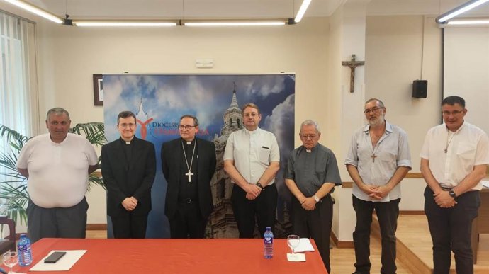 Abilio Martínez, En El Centro, Junto Al Resto De Miembros De La Diócesis De Osma-Soria.